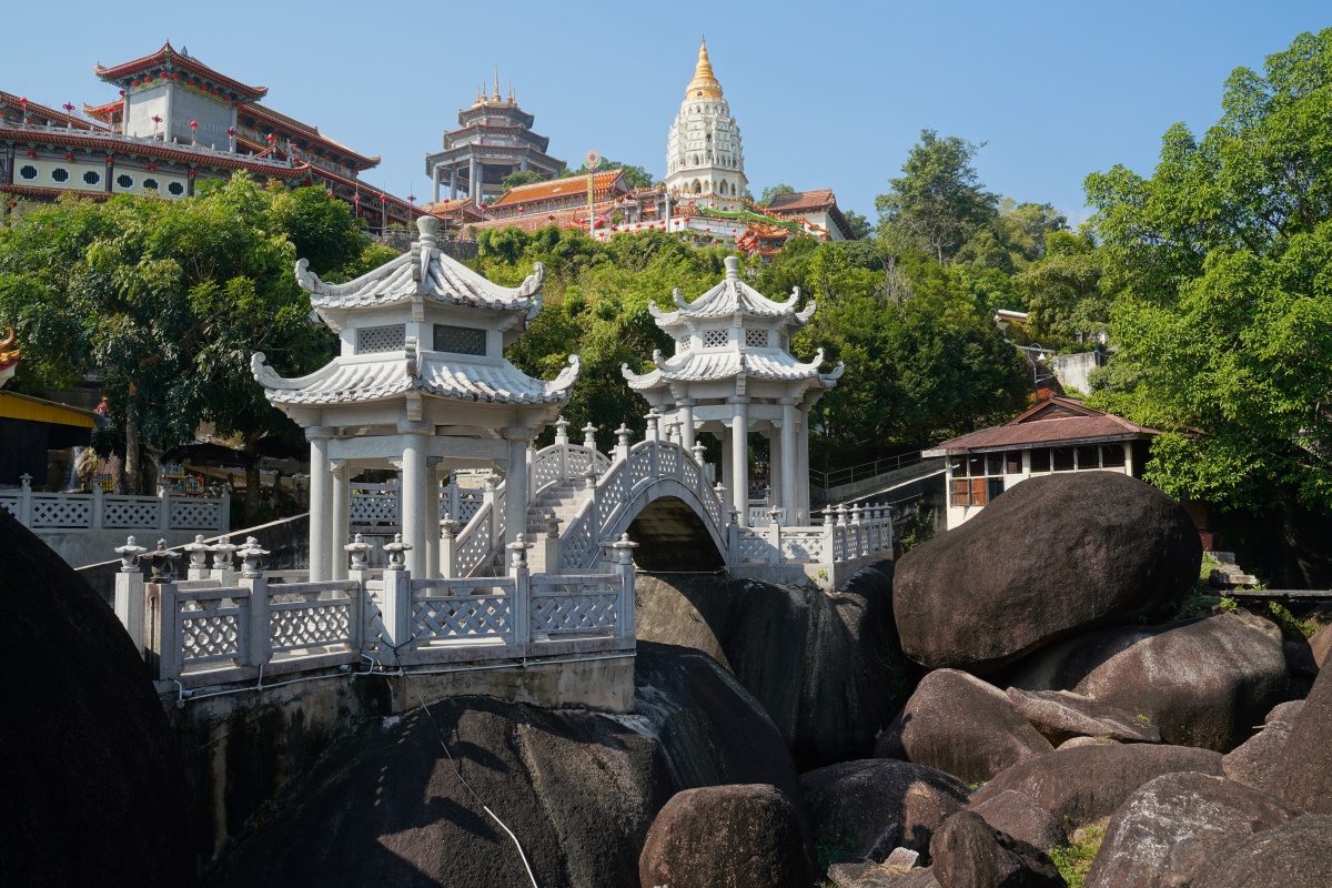 Blick auf den Kek-Lok-Si-Tempel in Air Itam bei George Town auf Penang von unten