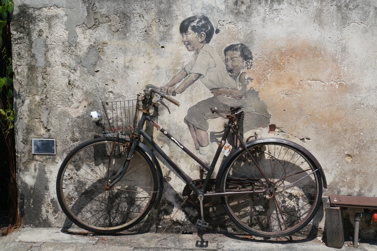 „Kinder auf dem Fahrrad“ – Street Art in der Straße Lebuh Armenian in George Town auf Penang
