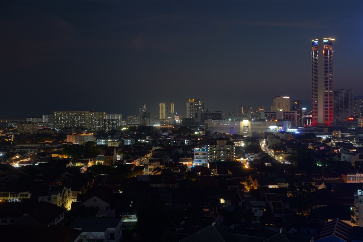 Blick vom Dach des Bayview Hotels auf George Town auf Penang am Abend