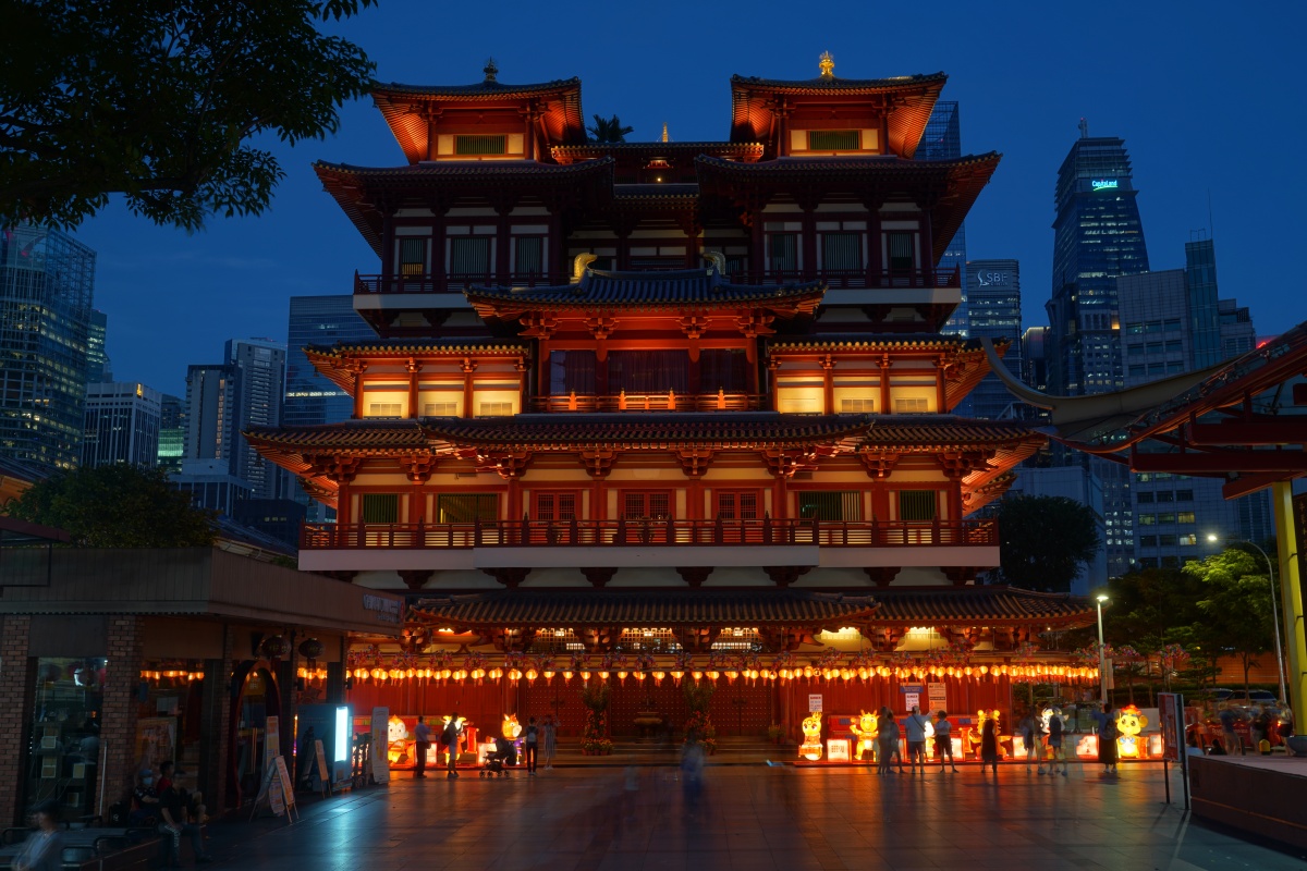 Buddha Tooth Relic Temple in Chinatown in Singapur während der Blauen Stunde
