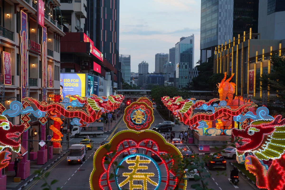 Für das Neujahrsfest geschmückte Straßen in Chinatown in Singapur