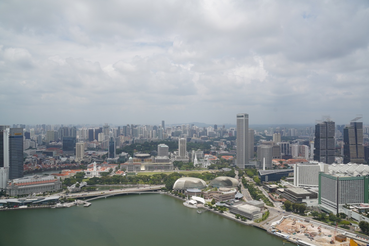 Ausblick vom Marina Bay Sands SkyPark, Blick nach Norden: Unten die beiden kuppelförmigen Gebäude sind die Konzerthalle.