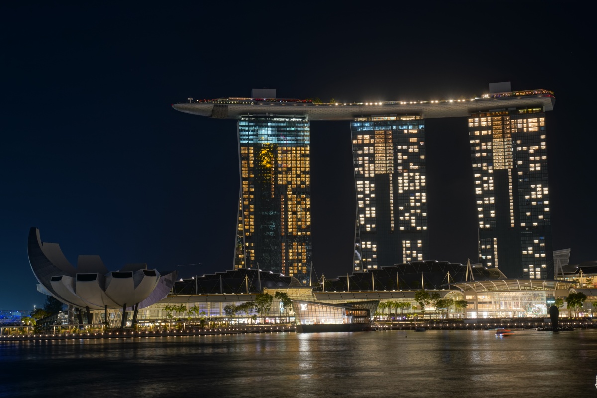 Hotel Marina Bay Sands in Singapur (rechts), links daneben das Art Science Museum