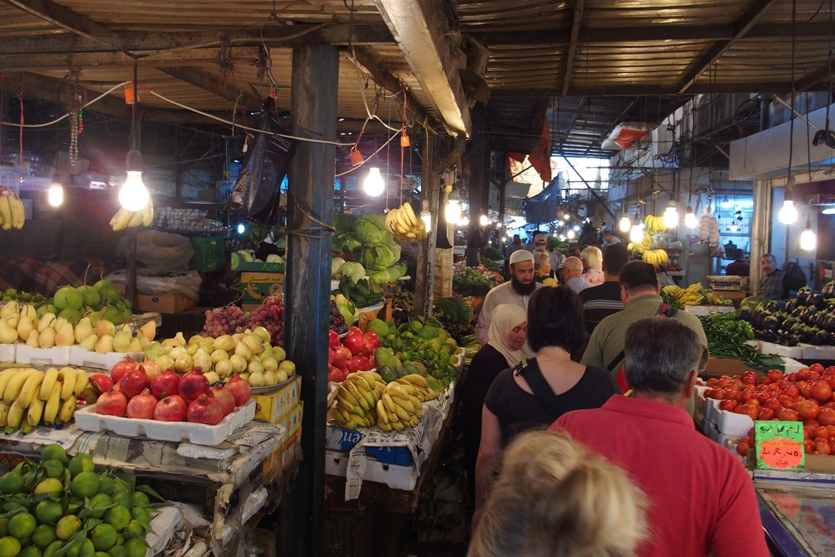 Lebensmittelstände auf einem überdachten Markt