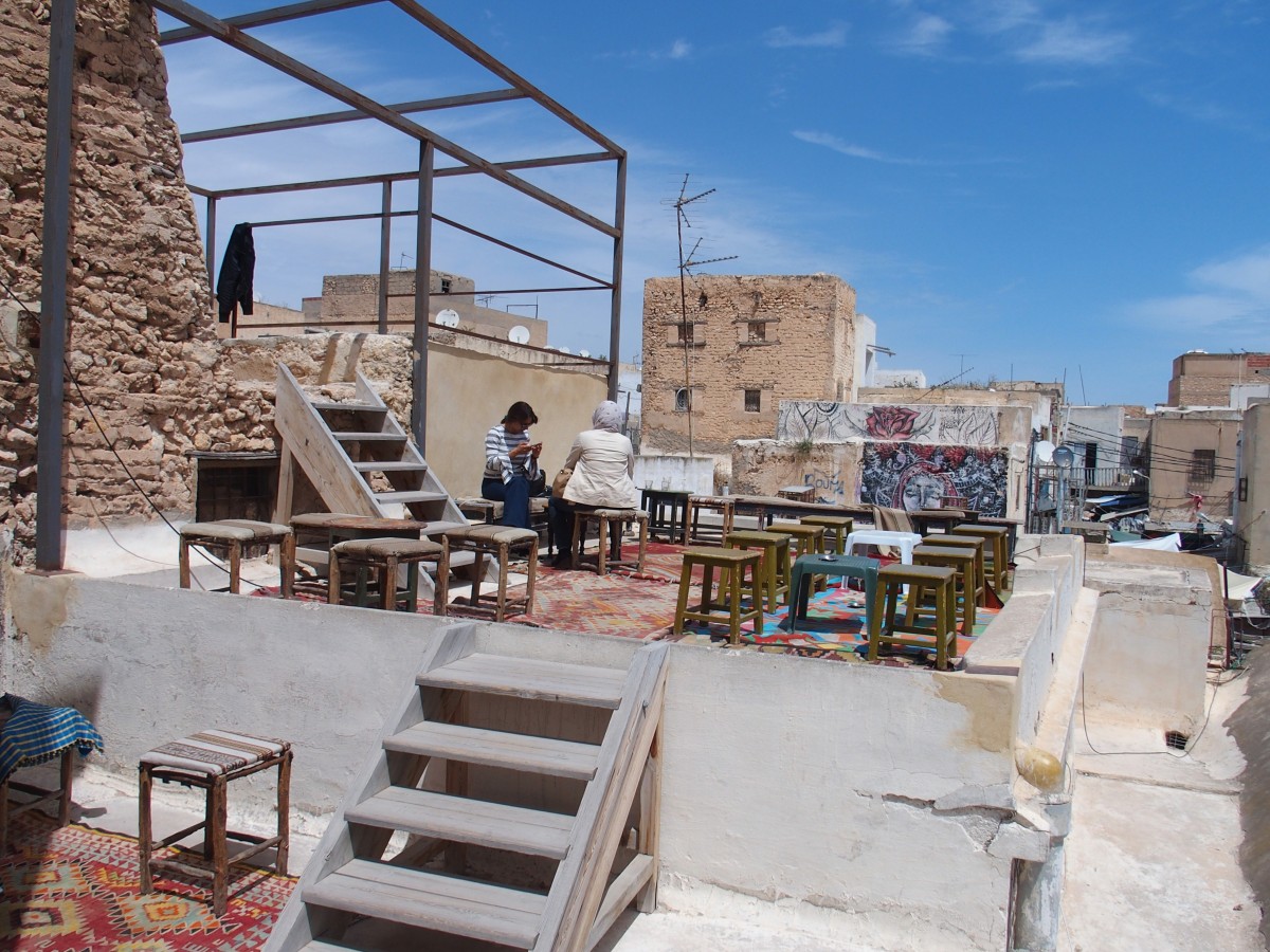 Café mit Dachterrasse auf dem Suk von Sfax