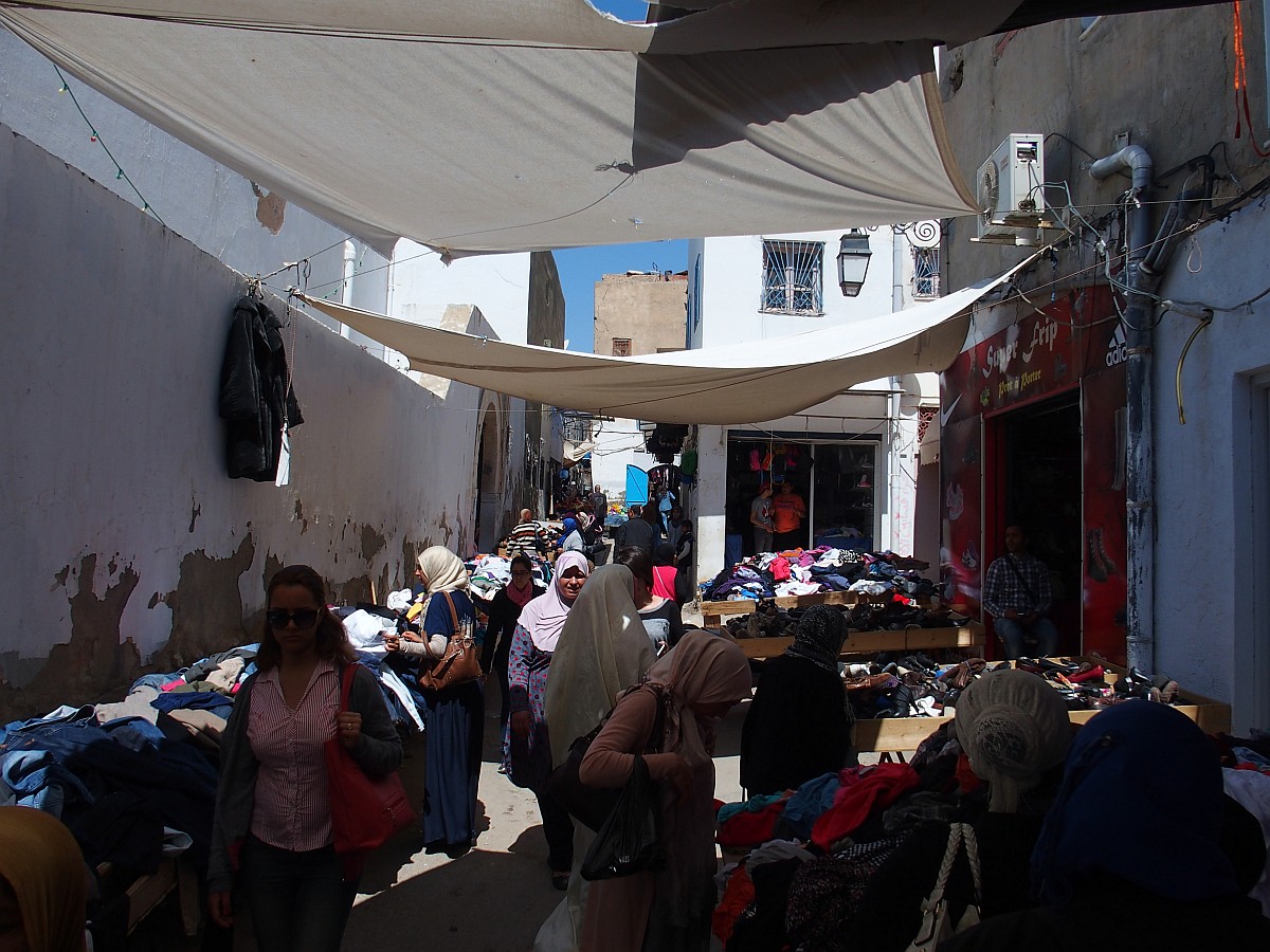 Suk von Sfax mit Flohmarktständen
