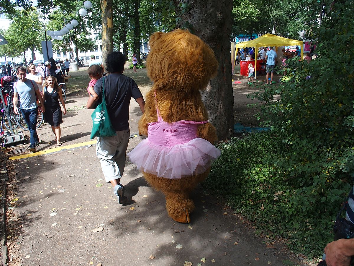 Person im Bärenkostüm mit rosa Kleidchen