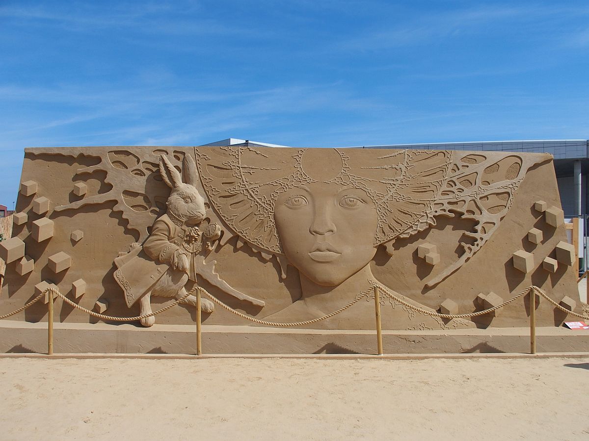 Sandskulptur: Alice im Wunderland