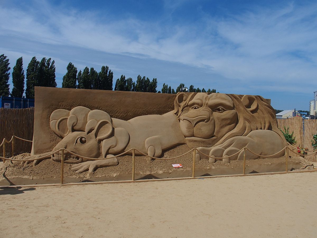 Sandskulptur: Löwe und Maus