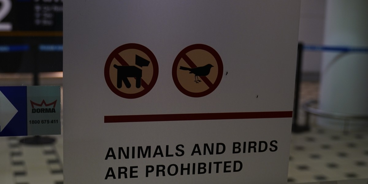 Schild: Tiere und Vögel verboten
