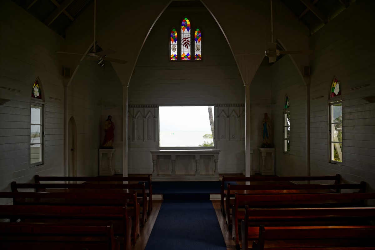 Kirche/Kapelle von Port Douglas, durch das Fenster über dem Altar sieht man eine Palme