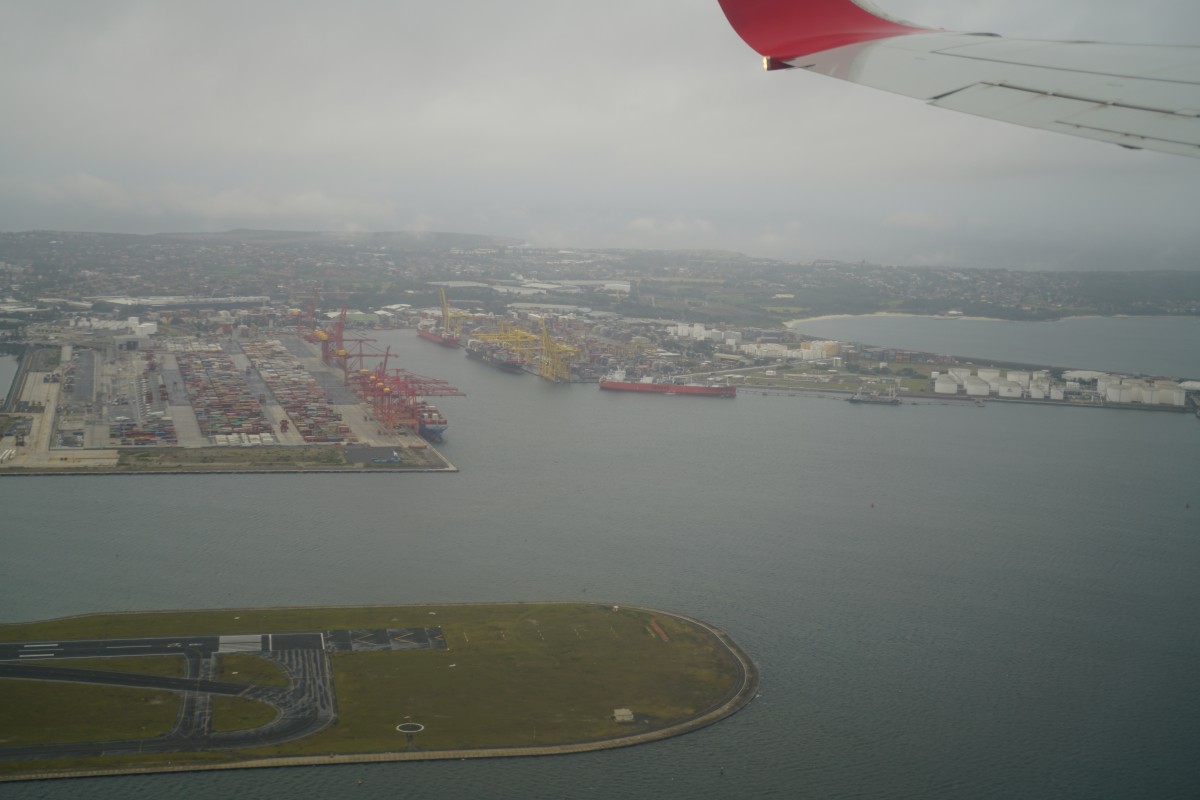 Frachthafen von Sydney und Winglet einer Boeing 737-800 der Qantas