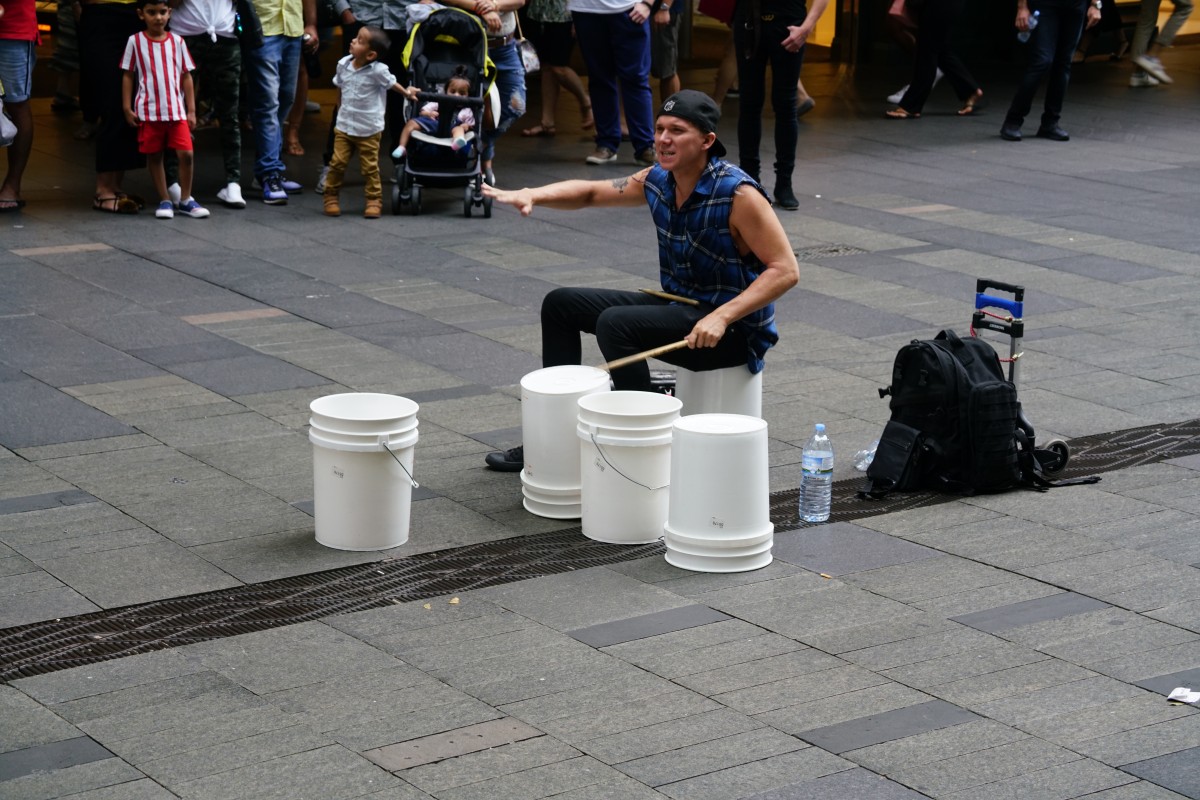 Straßenmusiker mit Eimern