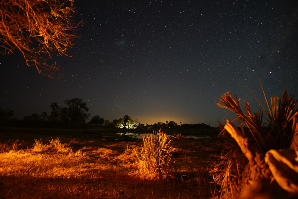 Nachtaufnahme aus dem Okavango-Delta mit Camp und Lichtverschmutzung von Maun