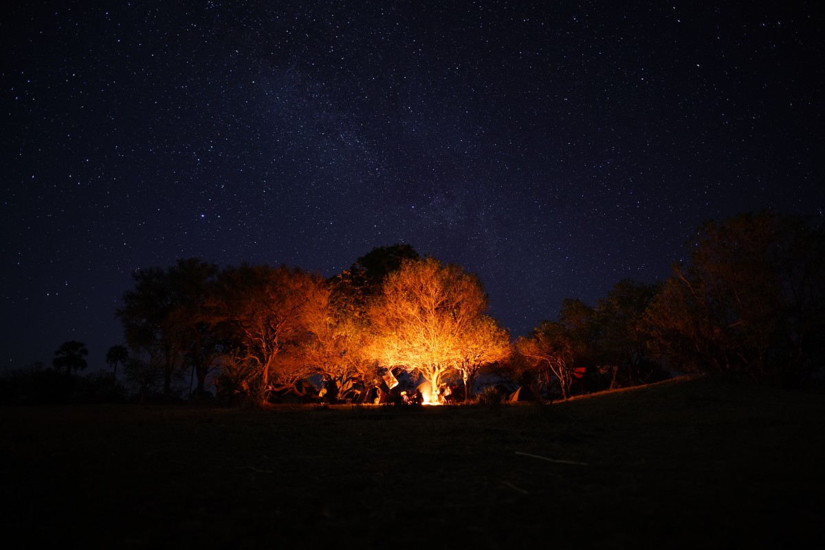 Unser Camp bei Nacht, darüber ein Ende der Milchstraße