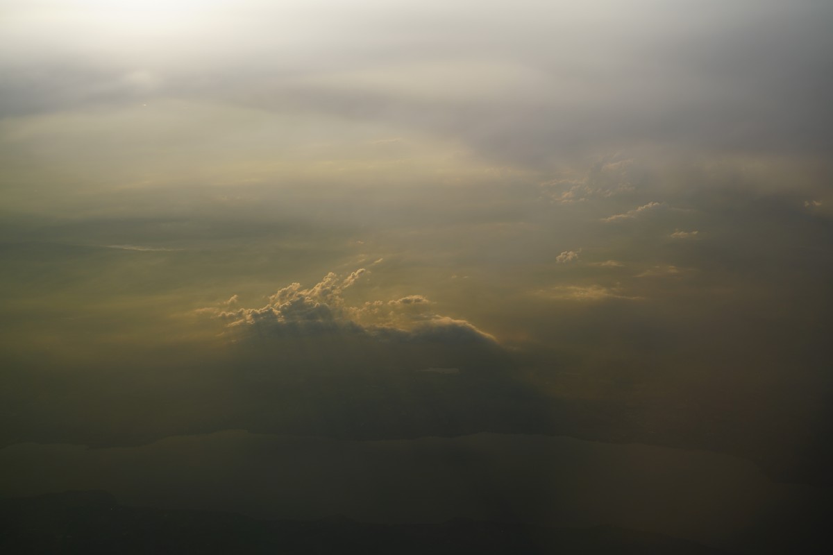 Sonne bricht durch die Wolken auf den Genfersee
