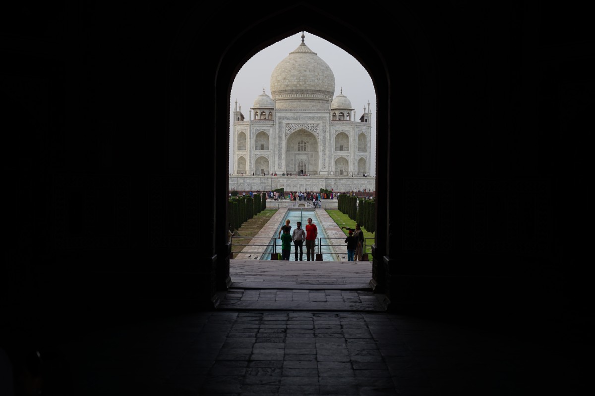 Taj Mahal durch das Eingangsbäude hindurch fotografiert