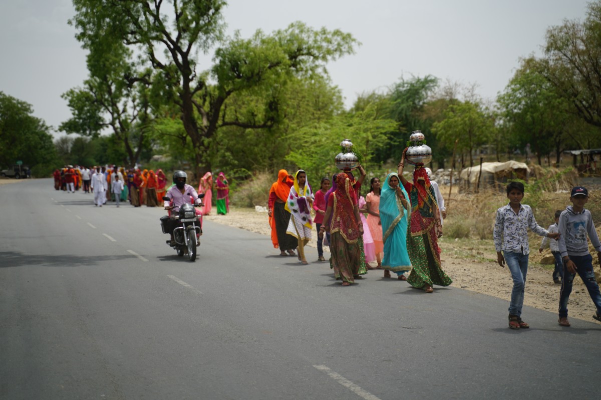 Zig Hindus gehen entlang einer Straße