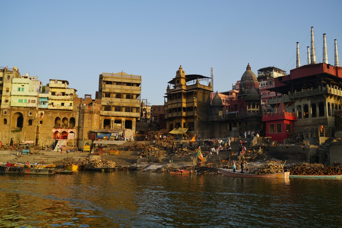 Feuerstellen an in den Ganges hinterführenden Stufen
