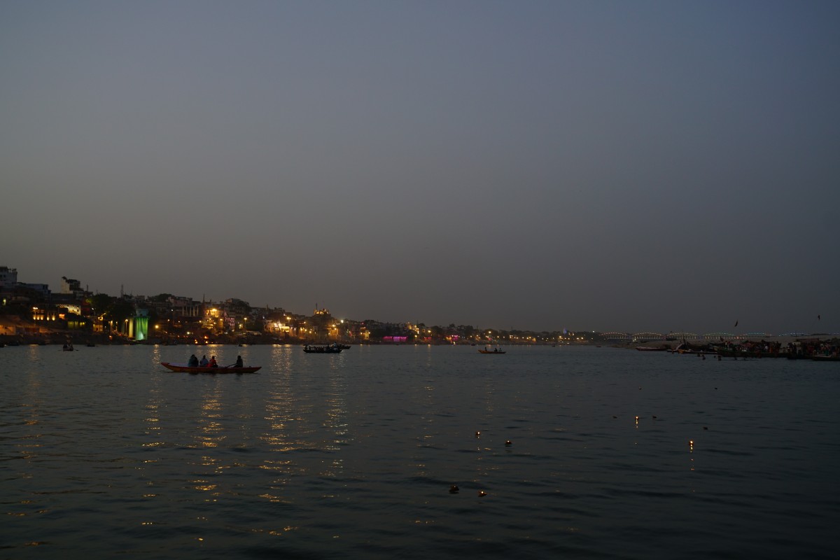 Kerzen schwimmen auf dem Ganges bei Dunkelheit