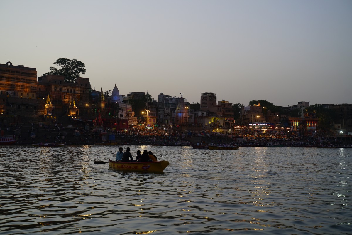 Auf den Stufen am Ganges haben sich viele Leute versammelt
