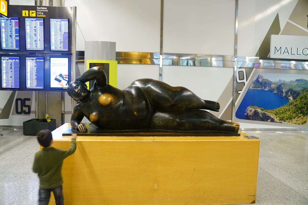 Statue einer auf der Seite liegenden Frau: Die Brüste sind deutlich abgegrabscht, darüberhinaus die unteren Finge und der untere Große Zeh