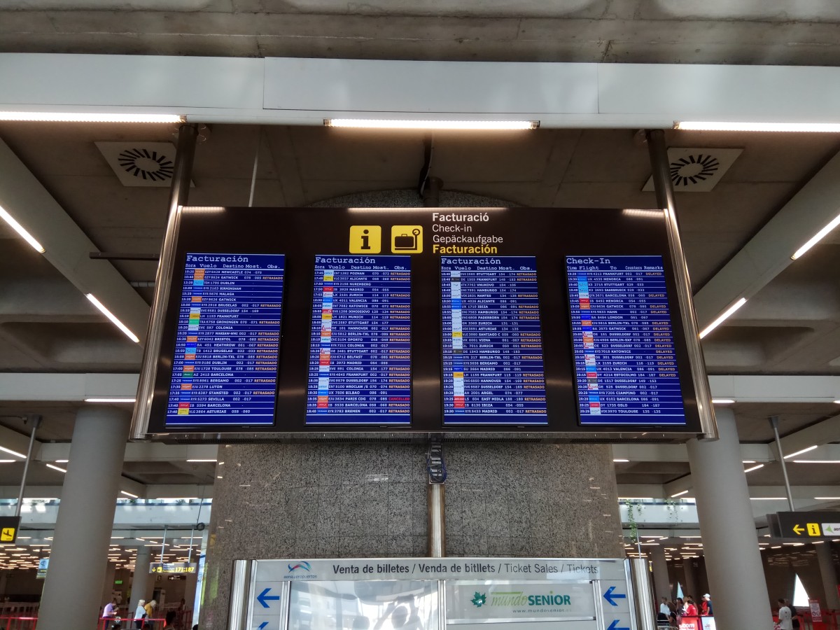 Auf den vier Anzeigetafeln im Flughafen sind fast alle Flüge verspätet.