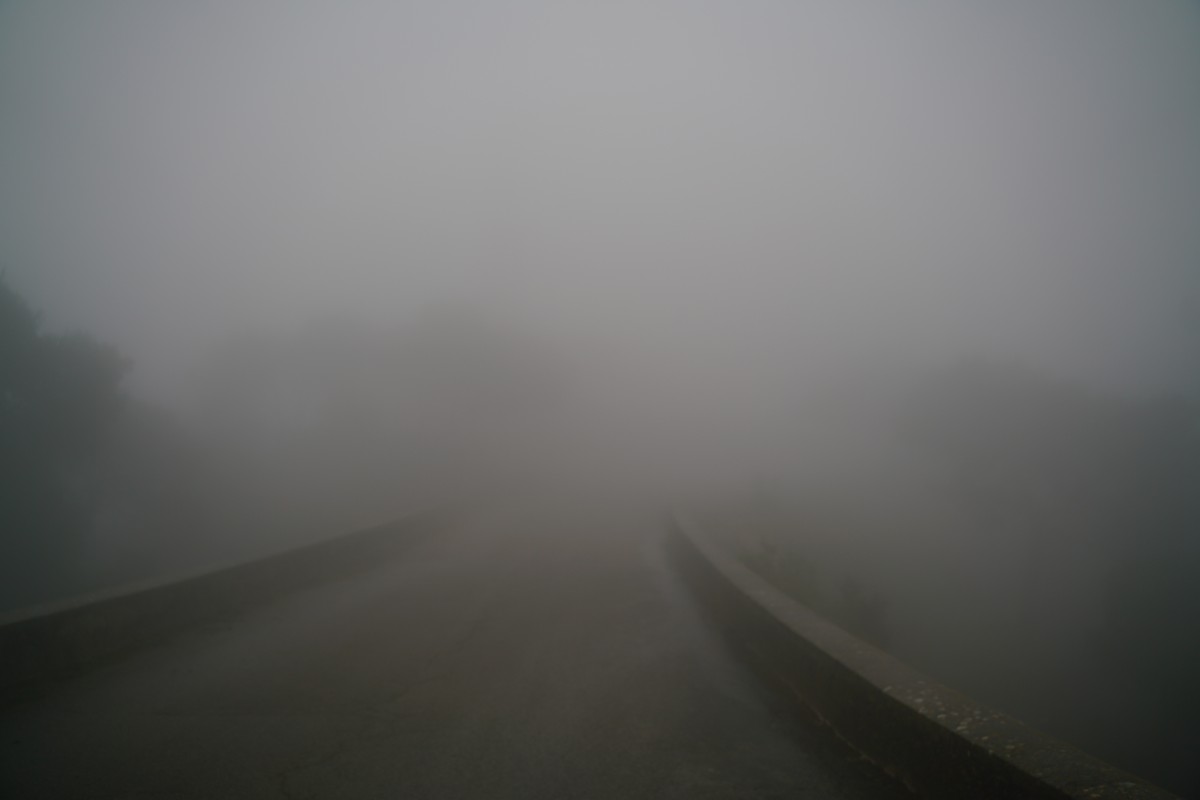 Sehr sichter Nebel, Sichtweite irgendwo zwischen 20 und 30 Metern