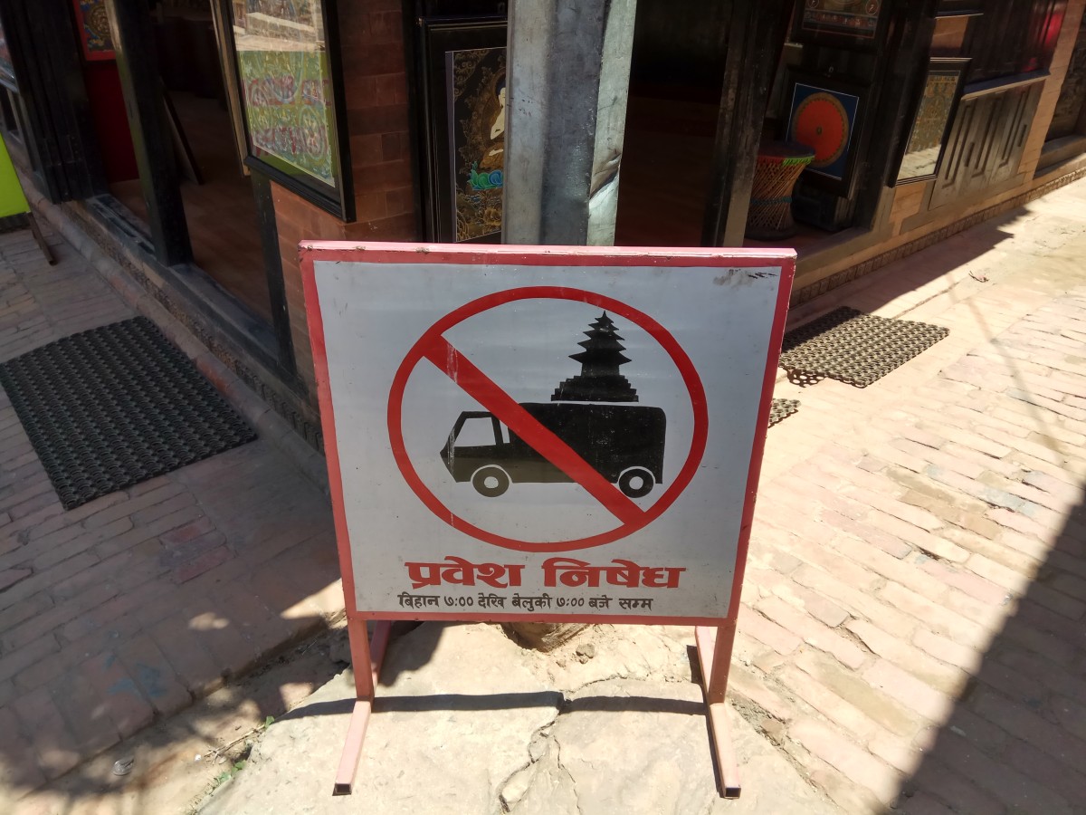 Verbotsschild zeigt einen Lieferwagen, über dem sich ein Tempel befindet