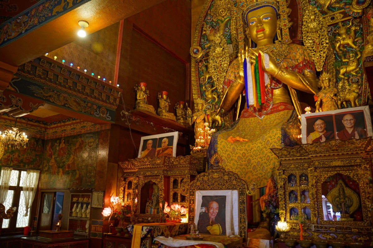 Buddhistisches Kloster von innen mit diversen Inkarnationen (u.a. Dalai Lama)