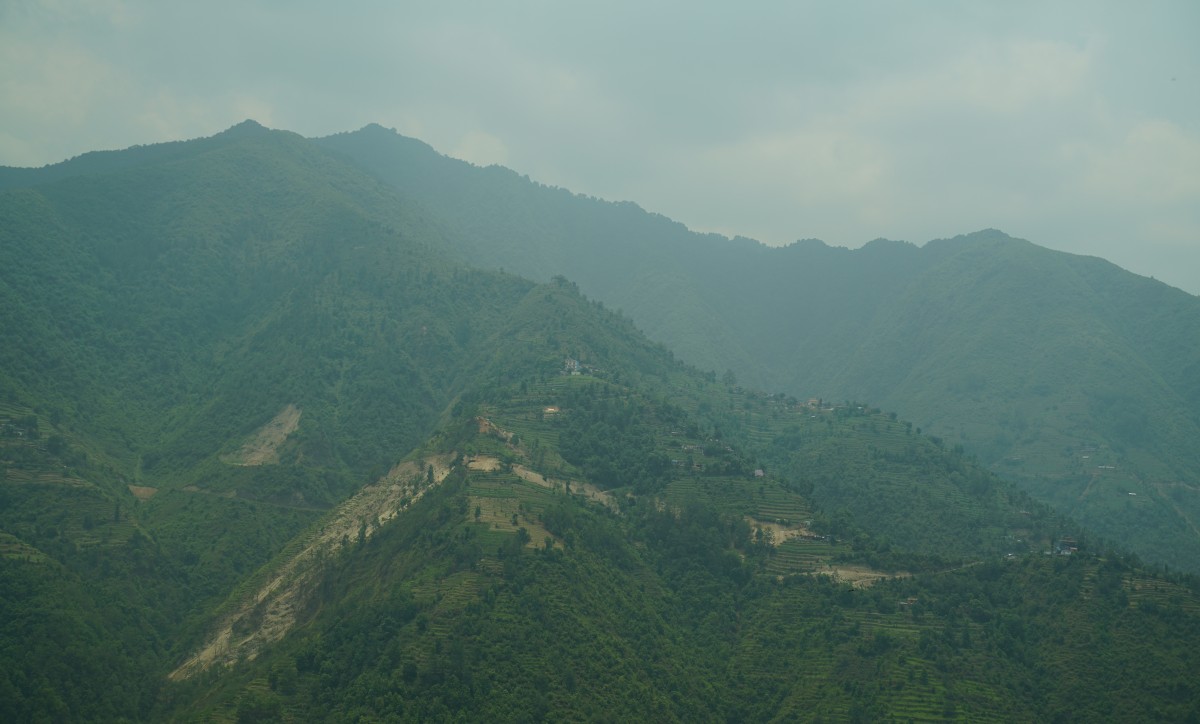 Berge mit Bebauuung und Feldern im Kathmandu-Tal