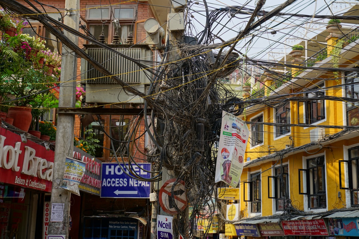 Kabelsalat an einem Pfeiler in Kathmandu