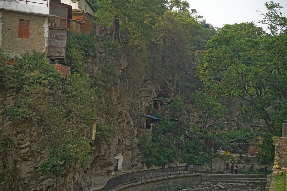 Bauten an Felsen um den Bagmati-Fluss