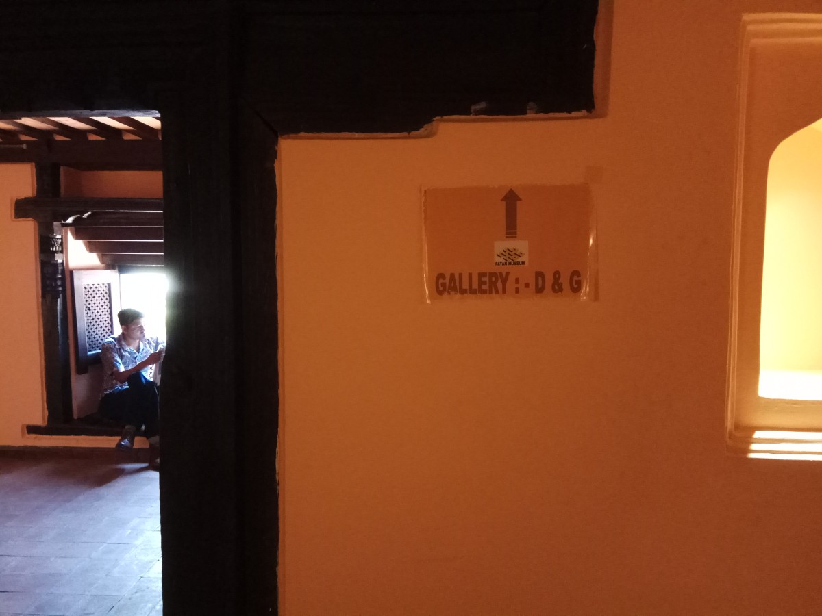 Schild weist zur “Gallery D & G” nach oben