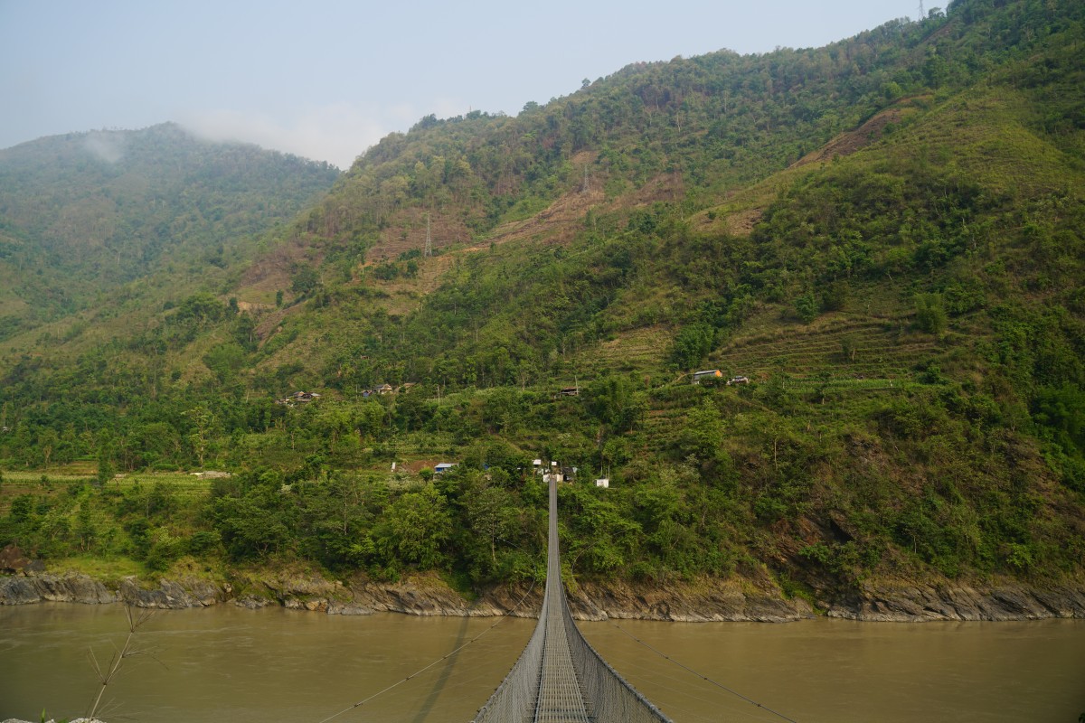 Eine Hängebrücke überspannt den Trishuli-Fluss