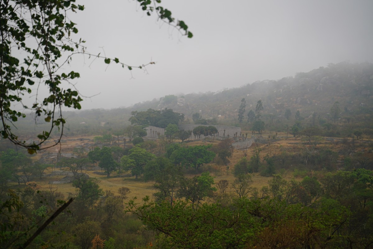 Blick auf Tal- und Haupteinfriedung vom Groß-Simbabwe-Hügelkomplex aus