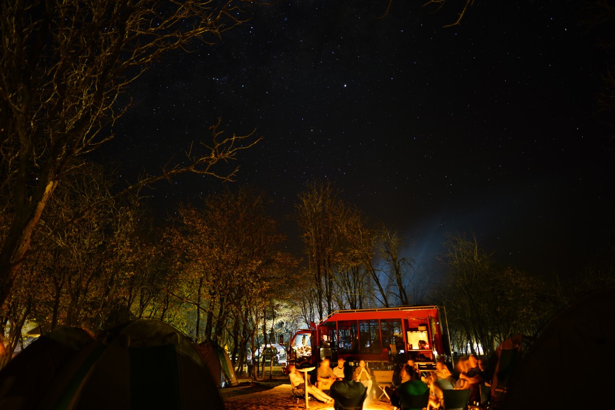 Truck von Sunway Safaris unterm Sternenhimmel des Krügerparks