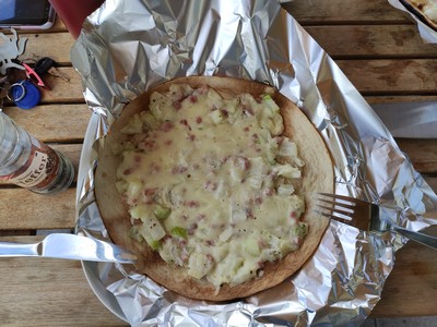 Flammkuchen-Tortilla auf Alufolie