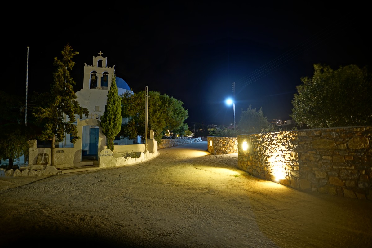 Straße in Agios Georgios bei Nacht