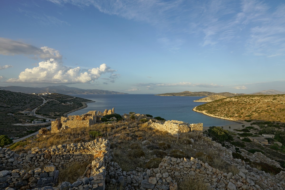 Lavadi-Burg-Ruinen mit diversen Inseln im Hintergrund