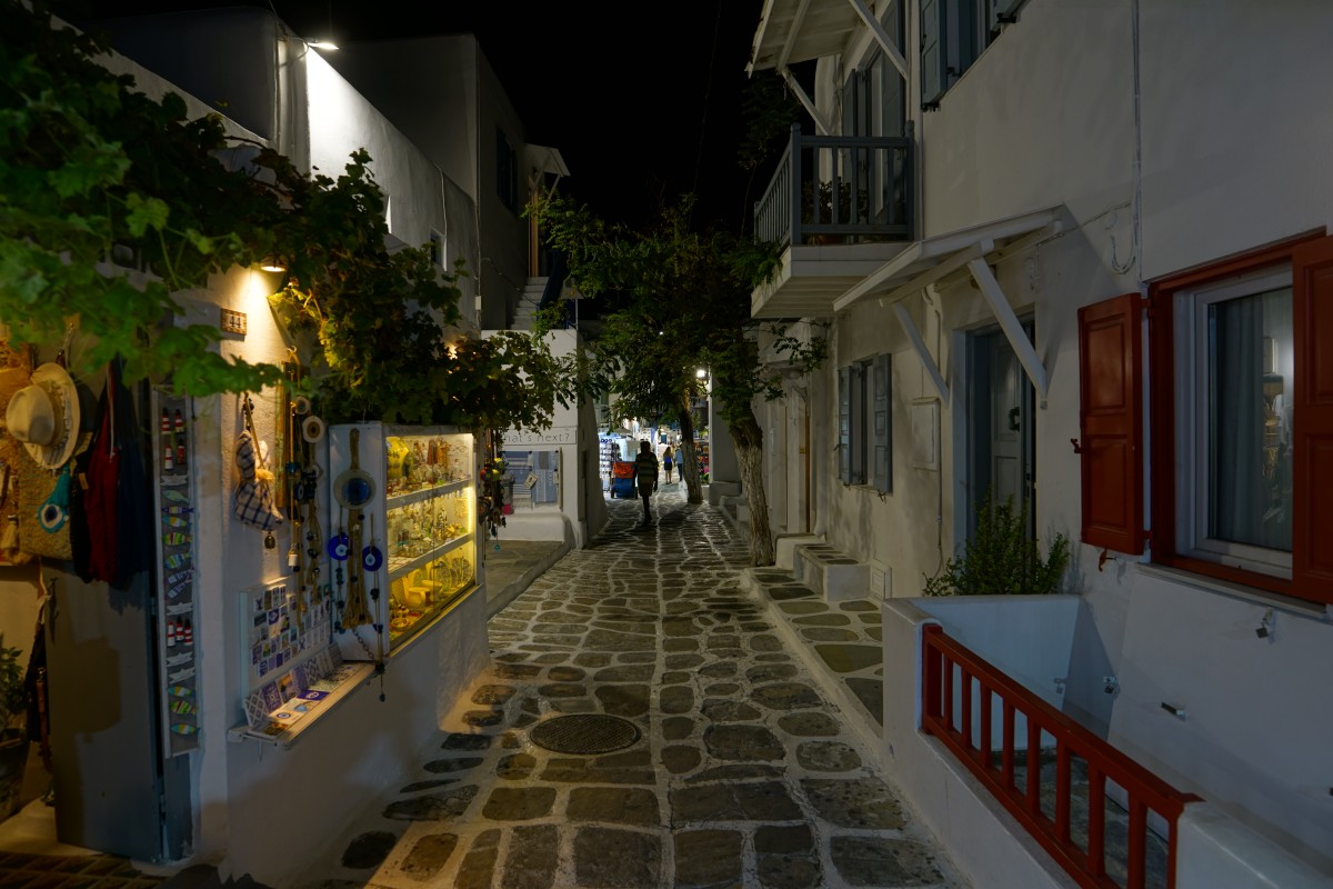 Weg durch Alt-Mykonos bei Nacht