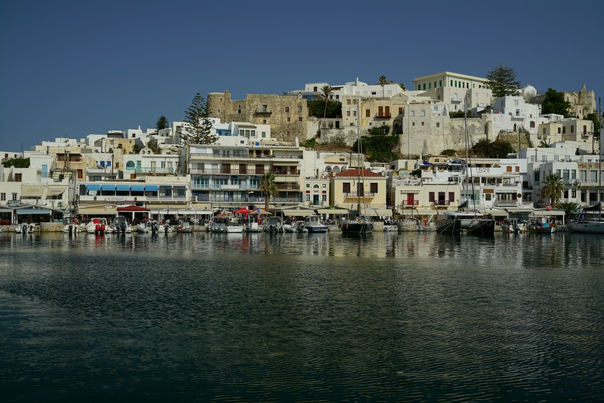Hafenpromenade von Naxos-Stadt mit Kastro