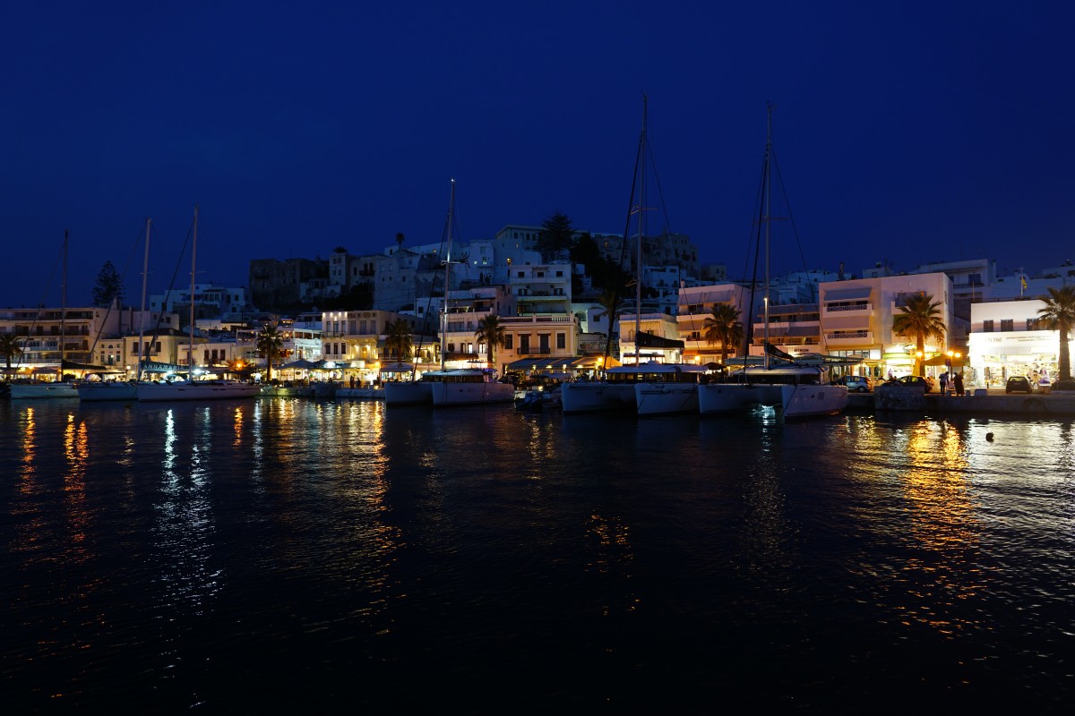 Hafenpromenade von Naxos kurz nach Sonnenuntergang