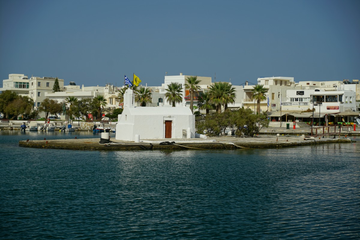 Orthodoxe Kirche auf künstlicher Insel im Hafen von Naxos