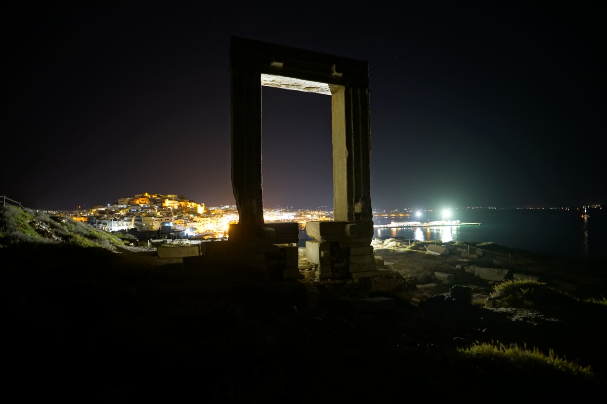 Portara und Naxos-Stadt bei Nacht