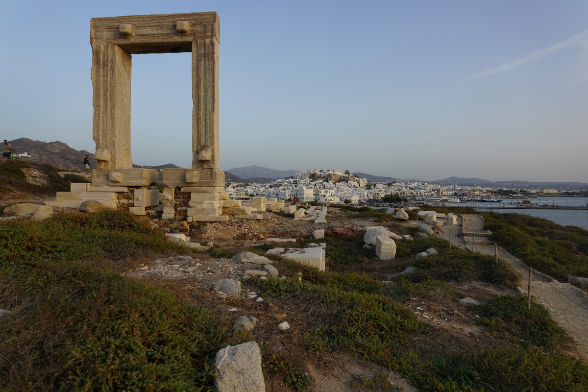 Portara kurz vor Sonnenuntergang mit Naxos-Stadt im Hintergrund