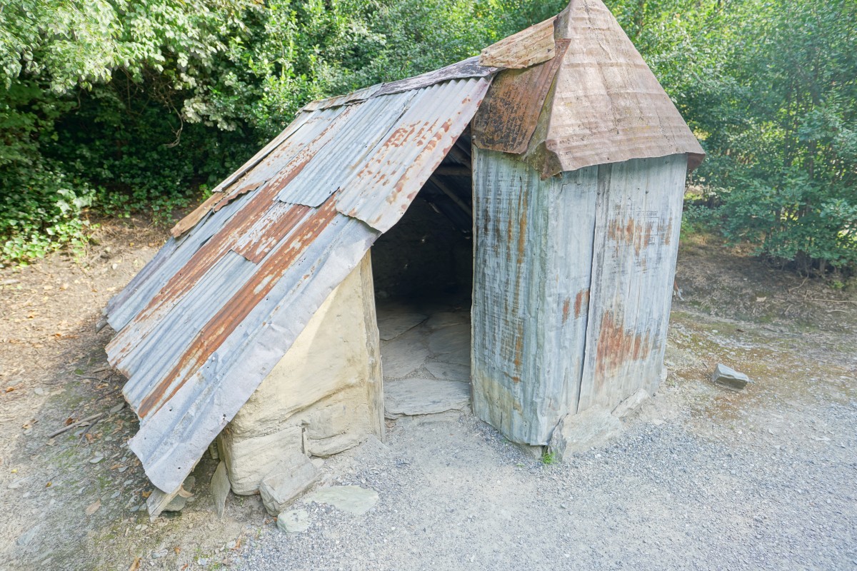Armseelige Hütte aus Lehm und Wellblech