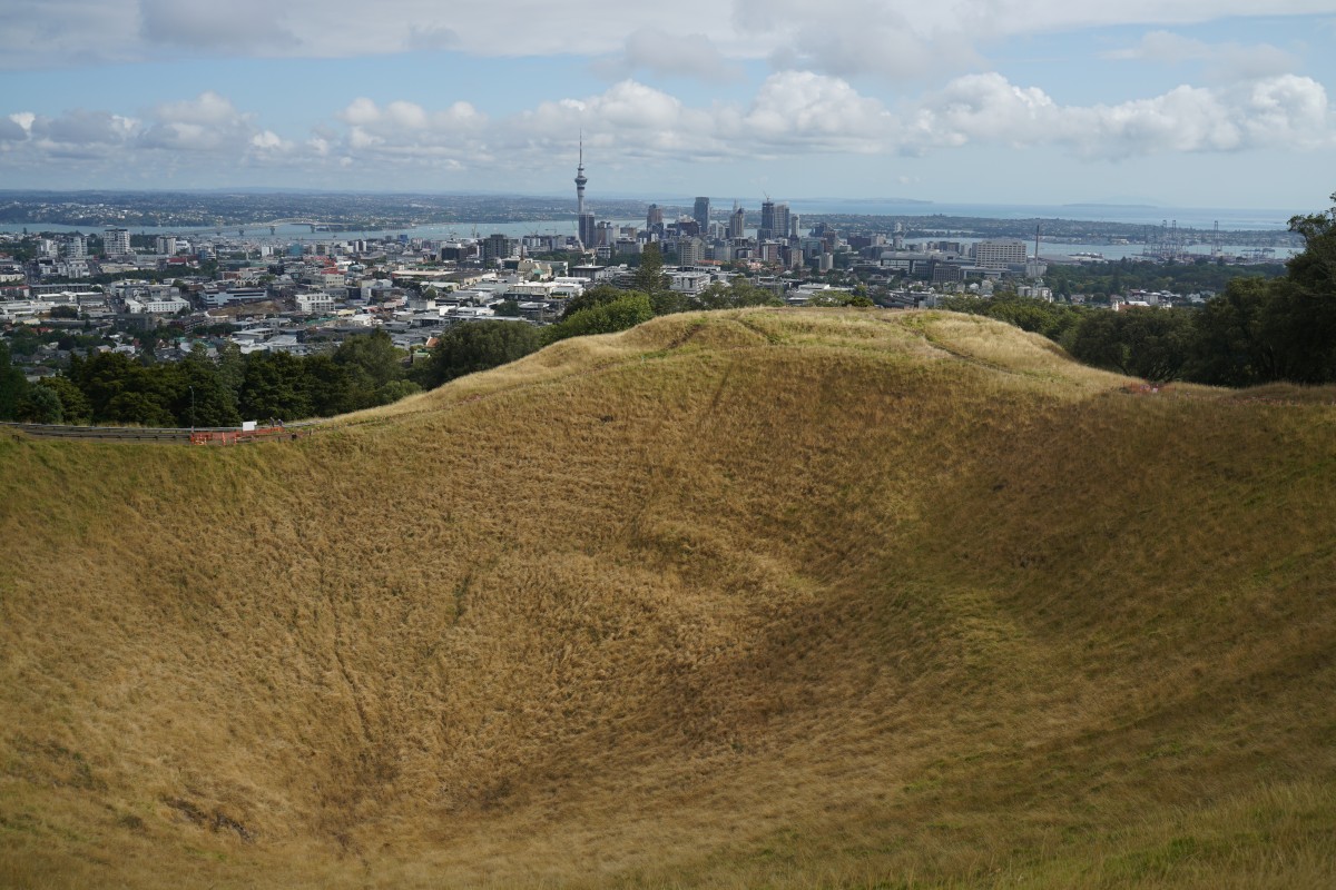Krater des Mt Eden mit Auckland-CBD