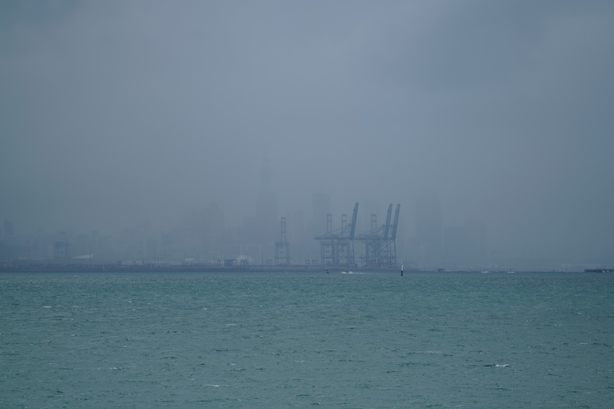 Durch Regen und Nebel sieht man den Auckland CBD nur noch schemenhaft