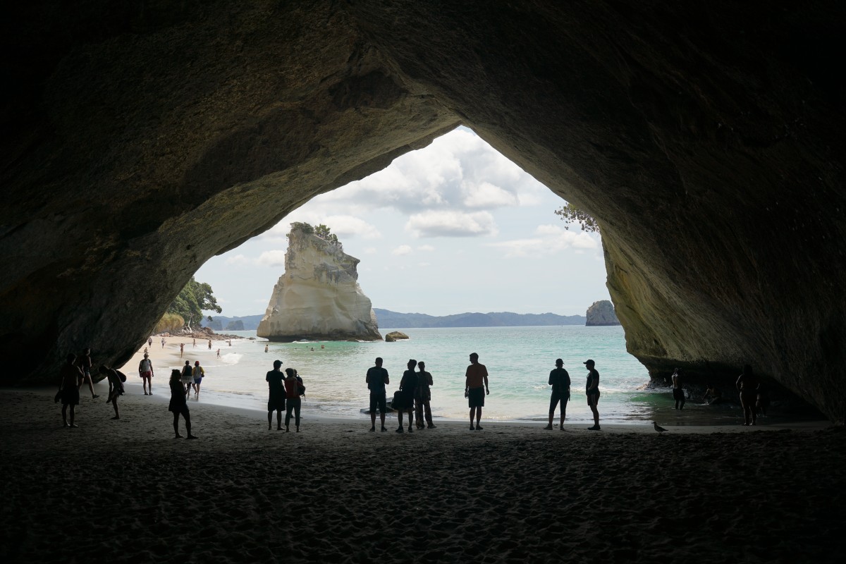 Cathedral Cave mit Te Hoho Rock im Hintergrund